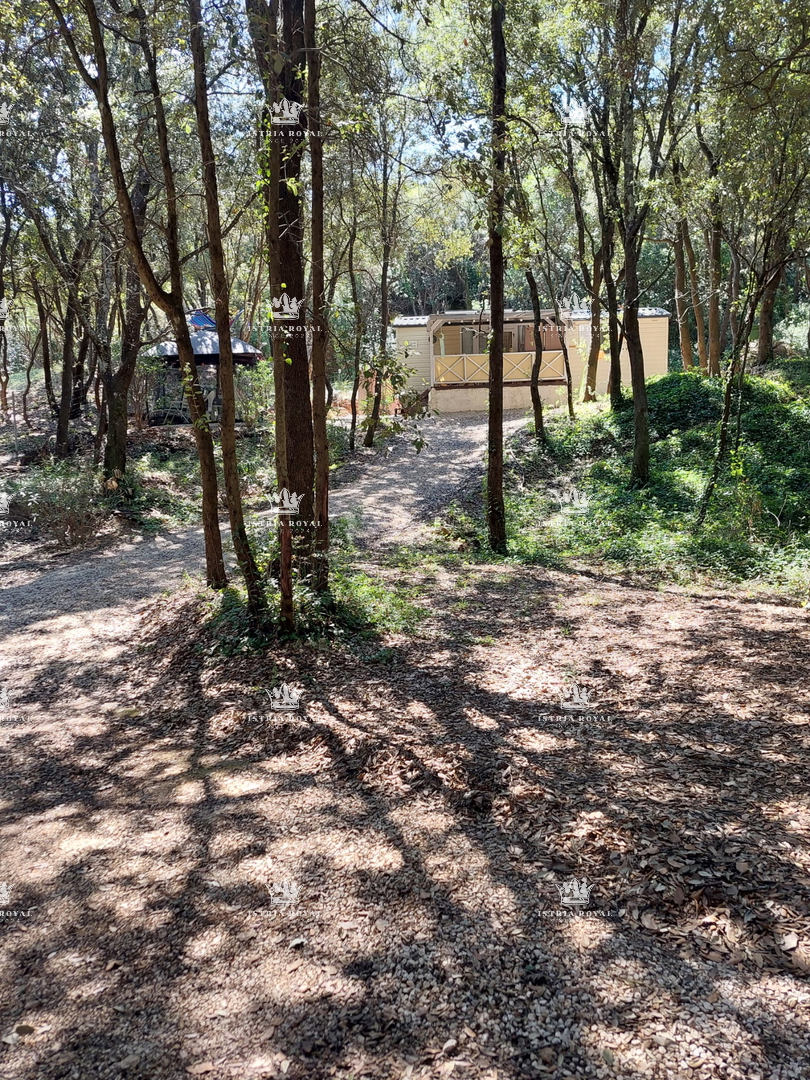 Due lotti arredati con case mobili – a 30 secondi dalla spiaggia – investimento di prima qualità in Istria